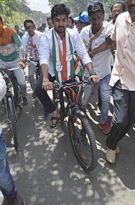 Ruturaj Patil filed the application for environmental friendly Kolhapur | Maharashtra Vidhan Sabha 2019 : पर्यावरणपूरक कोल्हापूरची साद देत ऋतुराज पाटील यांनी भरला अर्ज Ruturaj Patil filed the application for environmental friendly Kolhapur | Maharashtra Vidhan Sabha 2019 : पर्यावरणपूरक कोल्हापूरची साद देत ऋतुराज पाटील यांनी भरला अर्ज