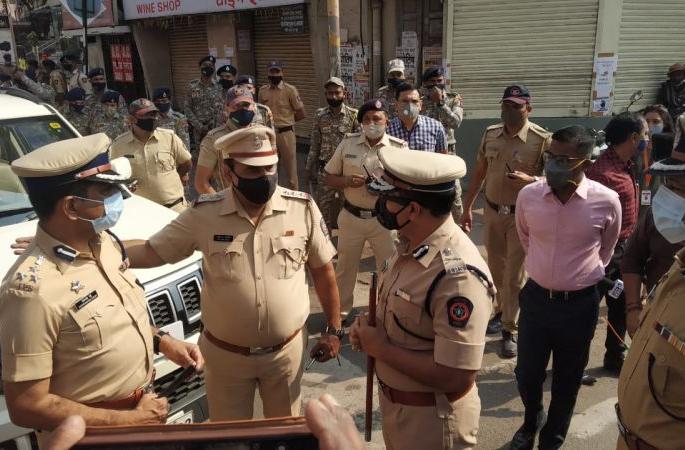 Lockdown; Mixed response to curfew in the vice capital; Police coverage | लॉकडाऊन; उपराजधानीत संचारबंदीला संमिश्र प्रतिसाद; पोलीस बंदोबस्त चोख Lockdown; Mixed response to curfew in the vice capital; Police coverage | लॉकडाऊन; उपराजधानीत संचारबंदीला संमिश्र प्रतिसाद; पोलीस बंदोबस्त चोख