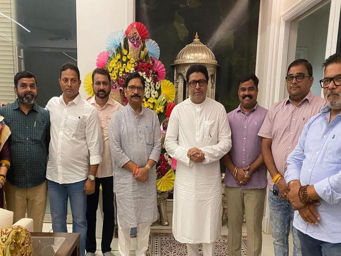 Shiv Sena MP Ravindra Waikar on 'Shivatirth'; Met MNS President Raj Thackeray | शिवसेना खासदार रवींद्र वायकर 'शिवतीर्थ'वर; मनसे अध्यक्ष राज ठाकरेंची घेतली भेट