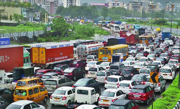 The highway stopped from the Pandavakad water | पांडवकड्याच्या पाण्याने रोखला महामार्ग The highway stopped from the Pandavakad water | पांडवकड्याच्या पाण्याने रोखला महामार्ग