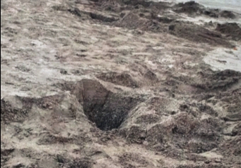 In the darkness of the night, Arnala beach is sand-stealing | रात्रीच्या अंधारात अर्नाळा समुद्रकिनारी होतेय रेतीचोरी