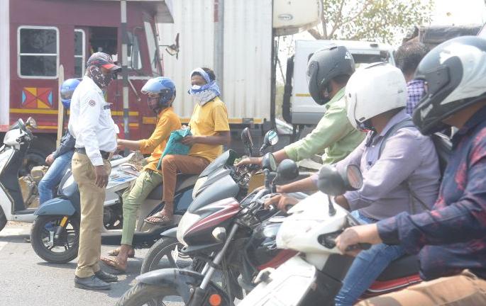 Super spreaders roaming the streets; Who will cover this? | गल्लोगल्ली फिरताहेत सुपर स्प्रेडर; यांना कोण आवरणार? Super spreaders roaming the streets; Who will cover this? | गल्लोगल्ली फिरताहेत सुपर स्प्रेडर; यांना कोण आवरणार?