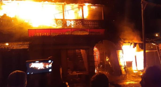 Two commercial establishments fire in Wardha | वर्ध्यात दोन व्यावसायिक प्रतिष्ठानांना आग Two commercial establishments fire in Wardha | वर्ध्यात दोन व्यावसायिक प्रतिष्ठानांना आग