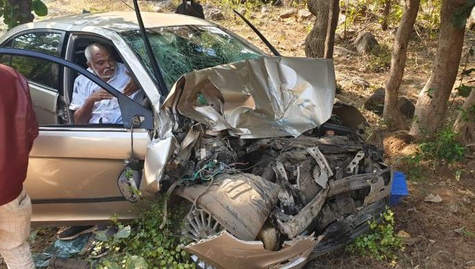 Accident in Gadchiroli; 4 injured | गडचिरोलीत अपघात; ४ जि.प. सदस्य जखमी Accident in Gadchiroli; 4 injured | गडचिरोलीत अपघात; ४ जि.प. सदस्य जखमी