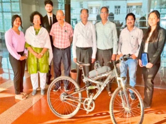 Smart E-Cycle will run at 100 heart beats; Research by B.Tech students | हृदयाचे १०० ठोके पडताच चालणार स्मार्ट ई-सायकल; बीटेक विद्यार्थ्यांचे संशोधन  Smart E-Cycle will run at 100 heart beats; Research by B.Tech students | हृदयाचे १०० ठोके पडताच चालणार स्मार्ट ई-सायकल; बीटेक विद्यार्थ्यांचे संशोधन