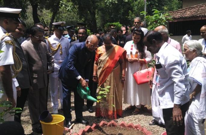 Chandan tree planted by the President at Sevagram Ashram | सेवाग्राम आश्रमात राष्ट्रपतींनी लावले चंदनाचे रोपटे