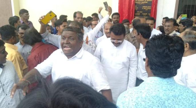 Nitin Raut supporters erupted at the inauguration of the library in Nagpur | नागपुरात वाचनालयाच्या लोकार्पणप्रसंगी नितीन राऊत समर्थक भडकले Nitin Raut supporters erupted at the inauguration of the library in Nagpur | नागपुरात वाचनालयाच्या लोकार्पणप्रसंगी नितीन राऊत समर्थक भडकले