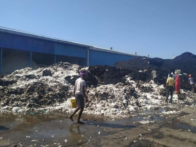 Cotton burns in fire in Yavatmal district | यवतमाळ जिल्ह्यात कापसाच्या गंजीला आग; लाखोंचा माल भस्मसात Cotton burns in fire in Yavatmal district | यवतमाळ जिल्ह्यात कापसाच्या गंजीला आग; लाखोंचा माल भस्मसात