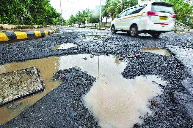 Road block of city due to rain | पावसामुळे शहरातील रस्त्यांची चाळण