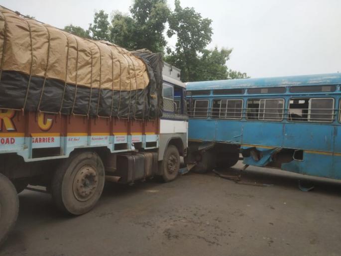Truck hits ST bus in Gadchiroli; No casualty | गडचिरोलीत ट्रकची एसटी बसला धडक; जिवीतहानी नाही Truck hits ST bus in Gadchiroli; No casualty | गडचिरोलीत ट्रकची एसटी बसला धडक; जिवीतहानी नाही