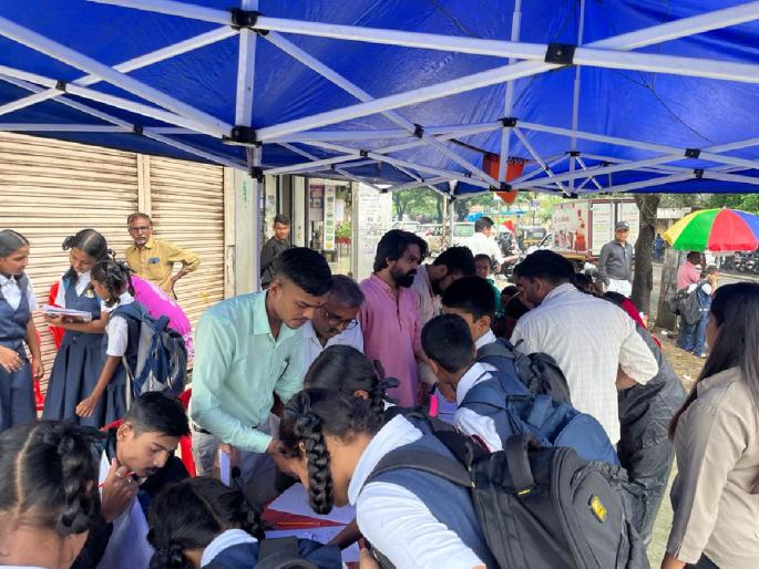 MNS strike against New English School in Ulhasnagar against fee hike | उल्हासनगरातील न्यु इंग्लिश शाळेवर फी वाढी विरोधात मनसेचे धडक आंदोलन MNS strike against New English School in Ulhasnagar against fee hike | उल्हासनगरातील न्यु इंग्लिश शाळेवर फी वाढी विरोधात मनसेचे धडक आंदोलन