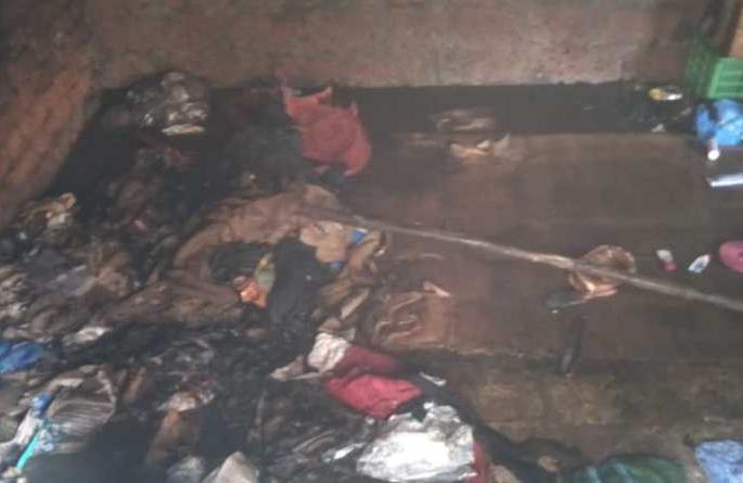 A fire broke out in Kankavali and the world was on fire | कणकवलीत आग लागून संसार बेचिराख,  अग्निशमन बंबाद्वारे आग आटोक्यात A fire broke out in Kankavali and the world was on fire | कणकवलीत आग लागून संसार बेचिराख,  अग्निशमन बंबाद्वारे आग आटोक्यात