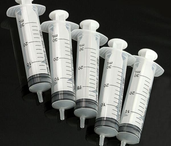 Shortage of syringe! Vaccination campaign slow down in Wardha district | पूर्वी लसकोंडी; आता सिरिंजकोंडी! लसीकरण मोहिमेला लागतोय ब्रेक Shortage of syringe! Vaccination campaign slow down in Wardha district | पूर्वी लसकोंडी; आता सिरिंजकोंडी! लसीकरण मोहिमेला लागतोय ब्रेक