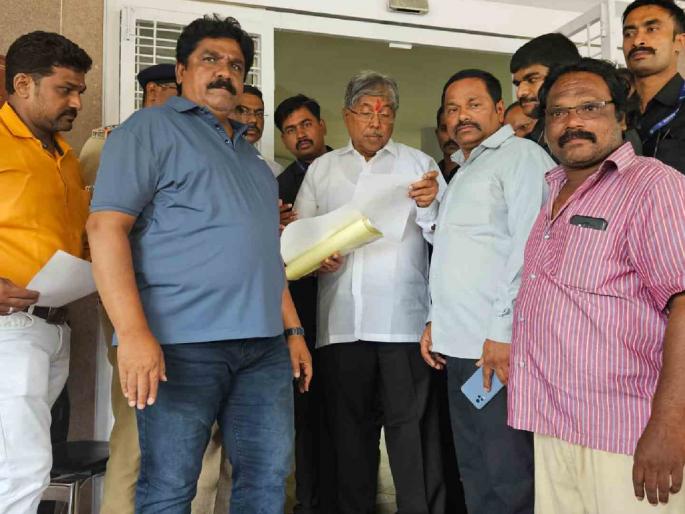 Order the scholarship that has been pending for three years now! Demand of Bhimshakti Social Organization to Guardian Minister | तीन वर्षापासून प्रलंबित शिष्यवृत्ती त्वरीत देण्याचे आदेश द्या! भिमशक्ती सामाजिक संघटनेची पालकमंत्र्यांकडे मागणी Order the scholarship that has been pending for three years now! Demand of Bhimshakti Social Organization to Guardian Minister | तीन वर्षापासून प्रलंबित शिष्यवृत्ती त्वरीत देण्याचे आदेश द्या! भिमशक्ती सामाजिक संघटनेची पालकमंत्र्यांकडे मागणी