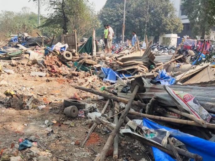 CIDCO action on 33 illegal stages in Uran | उरणमधील ३३ बेकायदेशीर टपऱ्यांवर सिडकोची कारवाई CIDCO action on 33 illegal stages in Uran | उरणमधील ३३ बेकायदेशीर टपऱ्यांवर सिडकोची कारवाई