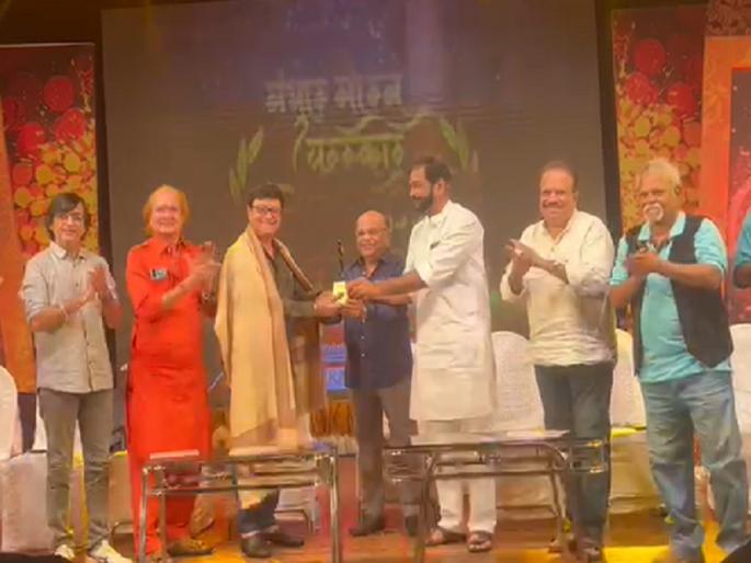 Sachin Pilgaonkar honored with Gandhar Gaurav Award | सचिन पिळगांवकर गंधार गौरव पुरस्काराने सन्मानित Sachin Pilgaonkar honored with Gandhar Gaurav Award | सचिन पिळगांवकर गंधार गौरव पुरस्काराने सन्मानित
