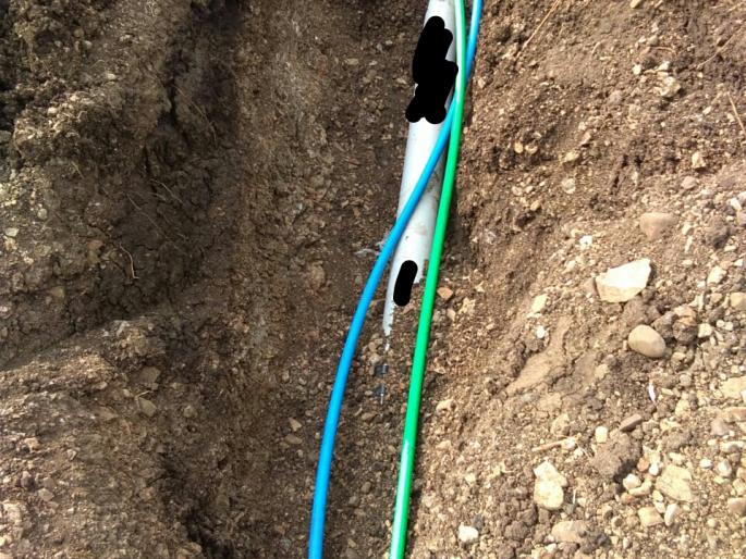 Pipeline of water supply scheme breake in washim | केबल टाकताना फुटली पाणीपुरवठा योजनेची पाईपलाईन! Pipeline of water supply scheme breake in washim | केबल टाकताना फुटली पाणीपुरवठा योजनेची पाईपलाईन!