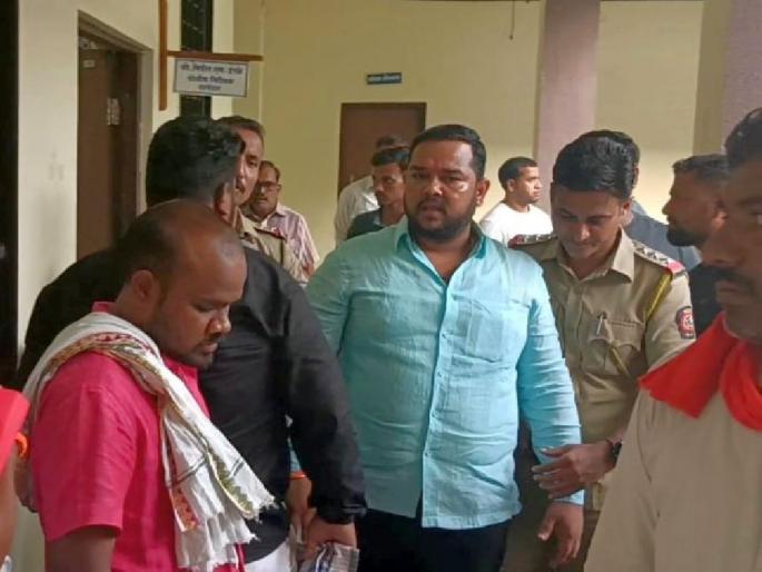 Karnataka company officer assaulted; Shiv Sena district chief along with four arrested | कर्नाटका कंपनी अधिकाऱ्याला मारहाण; शिवसेना जिल्हाप्रमुखासह चौघांना अटक Karnataka company officer assaulted; Shiv Sena district chief along with four arrested | कर्नाटका कंपनी अधिकाऱ्याला मारहाण; शिवसेना जिल्हाप्रमुखासह चौघांना अटक