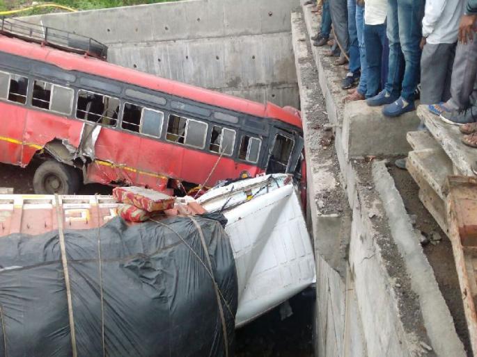 Strange accident of ST-Container-car-bike on Pune-Satara highway; 6 critically injured | पुणे-सातारा महामार्गावर एसटी-कंटेनर-कार-दुचाकीचा विचित्र अपघात; 6 गंभीर जखमी