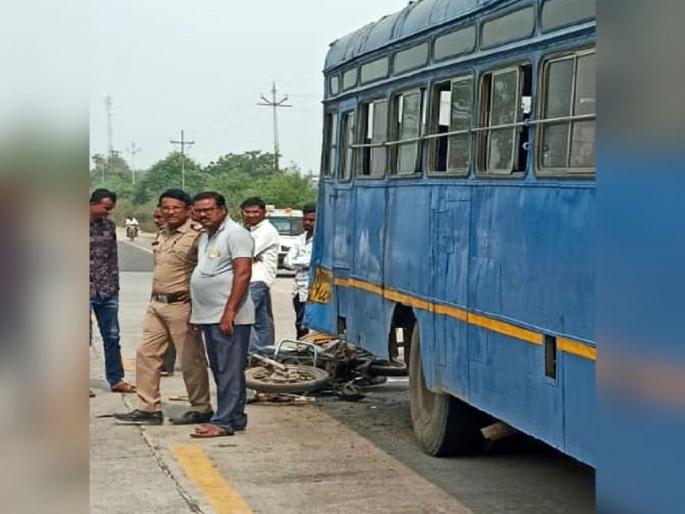 bike collided on standing ST Bus; woman died, two injured | उभ्या एसटीवर दुचाकी धडकली, महिलेचा मृत्यू, दोन जखमी bike collided on standing ST Bus; woman died, two injured | उभ्या एसटीवर दुचाकी धडकली, महिलेचा मृत्यू, दोन जखमी