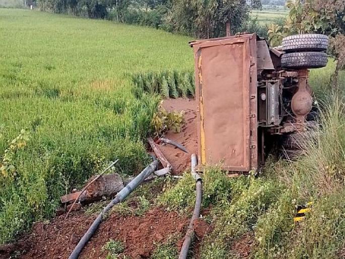 An overloaded truck of sand overturned; 13 hours power cut, Unnecessary suffering for the citizens | रेतीचा ओव्हरलोडेड ट्रक उलटला; १३ तास विद्युत पुरवठा खंडित An overloaded truck of sand overturned; 13 hours power cut, Unnecessary suffering for the citizens | रेतीचा ओव्हरलोडेड ट्रक उलटला; १३ तास विद्युत पुरवठा खंडित