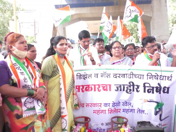 Protests by NCP against gas cylinder price hike in Bhiwandi | भिवंडीत राष्ट्रवादी काँग्रेस तर्फे गॅस सिलेंडर दरवाढ विरोधात निदर्शने; तृतीयपंथीयांची लक्षवेधी उपस्थिती Protests by NCP against gas cylinder price hike in Bhiwandi | भिवंडीत राष्ट्रवादी काँग्रेस तर्फे गॅस सिलेंडर दरवाढ विरोधात निदर्शने; तृतीयपंथीयांची लक्षवेधी उपस्थिती