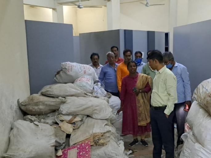 Scanning of hundreds of years old documents in the Municipal Corporation; Old file classification work faster | महापालिकेतील शेकडो वर्षांपूर्वीच्या कागदपत्रांचे होणार स्कॅनिंग; जुन्या फाईली वर्गीकरणाचे काम वेगात Scanning of hundreds of years old documents in the Municipal Corporation; Old file classification work faster | महापालिकेतील शेकडो वर्षांपूर्वीच्या कागदपत्रांचे होणार स्कॅनिंग; जुन्या फाईली वर्गीकरणाचे काम वेगात