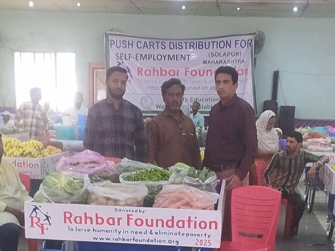 The means of employment given to the empty hands, the happiness of the laboring needy of Solapur | रिकाम्या हाताला दिलं रोजगाराचं साधन, सोलापुरातील श्रमधारी गरजूंच्या आनंदाला उधाण The means of employment given to the empty hands, the happiness of the laboring needy of Solapur | रिकाम्या हाताला दिलं रोजगाराचं साधन, सोलापुरातील श्रमधारी गरजूंच्या आनंदाला उधाण