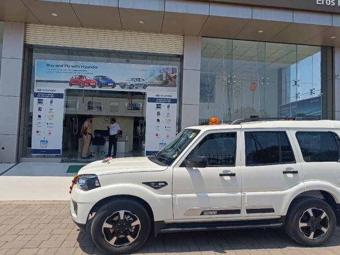 The car was driven away from the 'showroom' by putting a knife on the neck of the security guard | सुरक्षा रक्षकाच्या गळ्यावर चाकू लावत ‘शोरूम’मधून पळविली कार