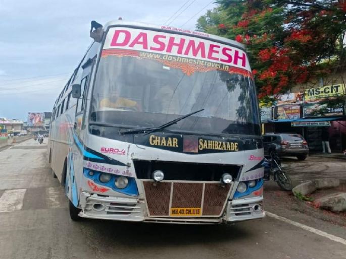 crime against the driver who ran the trips after drinking alcohol | दारू पिऊन ट्रॅव्हल्स पळविणाऱ्या चालकावर अखेर गुन्हा crime against the driver who ran the trips after drinking alcohol | दारू पिऊन ट्रॅव्हल्स पळविणाऱ्या चालकावर अखेर गुन्हा