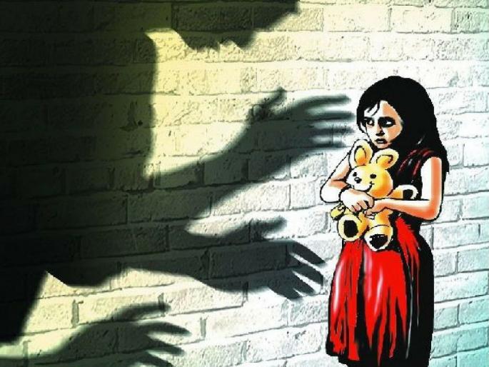 A five-year-old girl was sexually molested by a young man by luring her with chocolates | चॉकलेटचे आमिष दाखवत तरुणाकडून पाच वर्षीय चिमुकलीवर अत्याचार A five-year-old girl was sexually molested by a young man by luring her with chocolates | चॉकलेटचे आमिष दाखवत तरुणाकडून पाच वर्षीय चिमुकलीवर अत्याचार