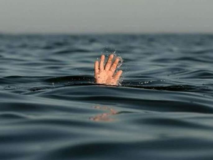 A young man was swept away by a flood in a stream at Gunj | गुंज येथे नाल्याला आलेल्या पुरातून तरुण वाहून गेला A young man was swept away by a flood in a stream at Gunj | गुंज येथे नाल्याला आलेल्या पुरातून तरुण वाहून गेला