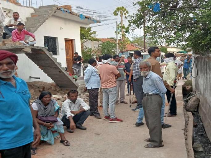 Relatives became enemies; The body of the woman was picked up in the presence police for cremation | नातेवाईकच झाले वैरी; अंत्यसंस्कारासाठी पोलिस बंदोबस्तात उचलले महिलेचे प्रेत Relatives became enemies; The body of the woman was picked up in the presence police for cremation | नातेवाईकच झाले वैरी; अंत्यसंस्कारासाठी पोलिस बंदोबस्तात उचलले महिलेचे प्रेत