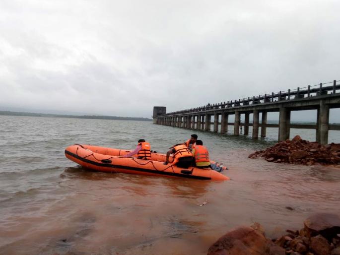 The bodies of all four friends who were drowned in Ghodazari lake found after almost 20 hours | तब्बल २० तासांनंतर सापडले चारही मित्रांचे मृतदेह; कुटुंबियांचा मन हेलावणारा आक्रोश The bodies of all four friends who were drowned in Ghodazari lake found after almost 20 hours | तब्बल २० तासांनंतर सापडले चारही मित्रांचे मृतदेह; कुटुंबियांचा मन हेलावणारा आक्रोश