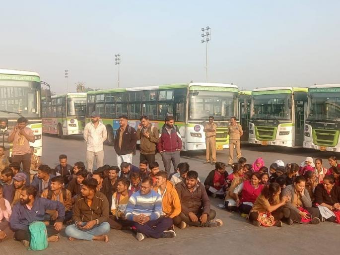 Nashik Municipality's Citylink bus breaks again | नाशिक मनपाच्या सिटीलींक बसला पुन्हा ब्रेक; 3 महिन्याचा पगार रखडला, चालकांचे काम बंद Nashik Municipality's Citylink bus breaks again | नाशिक मनपाच्या सिटीलींक बसला पुन्हा ब्रेक; 3 महिन्याचा पगार रखडला, चालकांचे काम बंद
