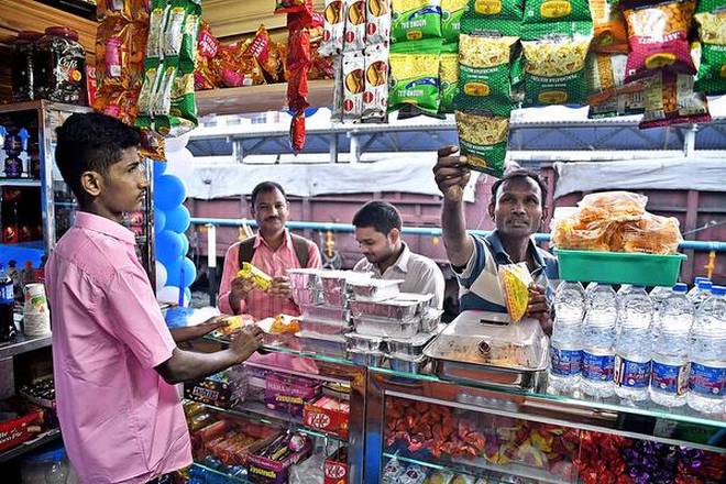 First sell billboards, buy food only - Western Railway | आधी विक्रेत्यांकडून बिल मागा, मगच खाद्यपदार्थ विकत घ्या - पश्चिम रेल्वे First sell billboards, buy food only - Western Railway | आधी विक्रेत्यांकडून बिल मागा, मगच खाद्यपदार्थ विकत घ्या - पश्चिम रेल्वे