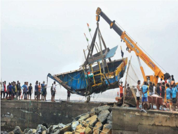 Tauktae Cyclone: 46 lakh consumers cut off due to cyclone; Most hit Thane district | Tauktae Cyclone: चक्रीवादळामुळे ४६ लाख ग्राहकांचा वीजपुरवठा खंडित; ठाणे जिल्ह्याला सर्वाधिक फटका Tauktae Cyclone: 46 lakh consumers cut off due to cyclone; Most hit Thane district | Tauktae Cyclone: चक्रीवादळामुळे ४६ लाख ग्राहकांचा वीजपुरवठा खंडित; ठाणे जिल्ह्याला सर्वाधिक फटका