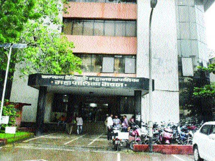 An old man dies after not getting an ambulance for an hour after the accident; Police van help | अपघातानंतर तासभर रुग्णवाहिका न मिळाल्याने वृद्धेचा मृत्यू; पोलीस व्हॅनची मदत An old man dies after not getting an ambulance for an hour after the accident; Police van help | अपघातानंतर तासभर रुग्णवाहिका न मिळाल्याने वृद्धेचा मृत्यू; पोलीस व्हॅनची मदत