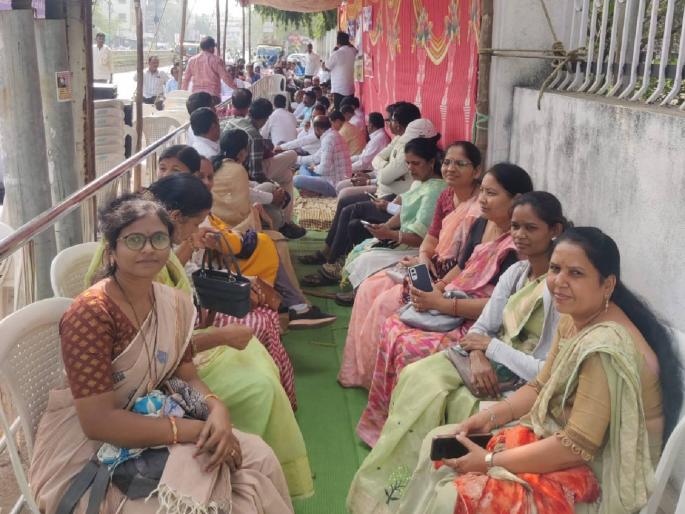 District teachers united for promotion, hundreds of vacancies; Movement before ZP | पदोन्नतीसाठी एकवटले जिल्ह्यातील शिक्षक, शेकडो जागा रिक्त; झेडपीपुढे आंदोलन District teachers united for promotion, hundreds of vacancies; Movement before ZP | पदोन्नतीसाठी एकवटले जिल्ह्यातील शिक्षक, शेकडो जागा रिक्त; झेडपीपुढे आंदोलन