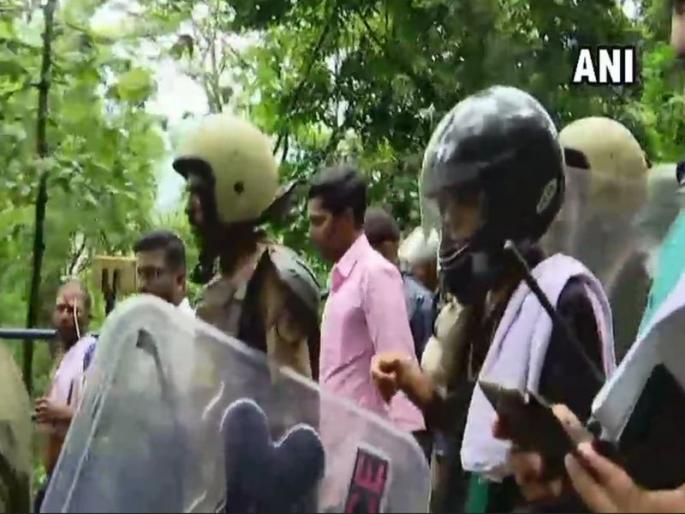 Sabarimala Temple: Entry to temple denied, another woman heads back | Sabarimala Temple : प्रवेश नाही म्हणजे नाही; महिलांची माघार, पोलीस यंत्रणाही हतबल! Sabarimala Temple: Entry to temple denied, another woman heads back | Sabarimala Temple : प्रवेश नाही म्हणजे नाही; महिलांची माघार, पोलीस यंत्रणाही हतबल!