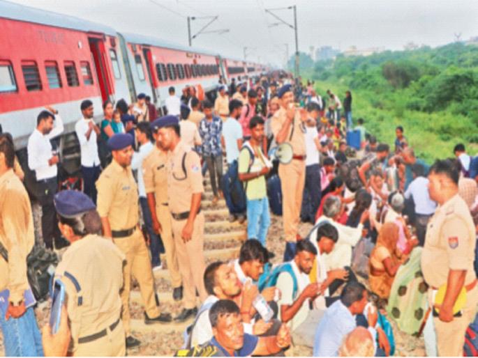 Sabarmati falls, accident suspected; Engine hit solid object, 20 coaches derailed | साबरमती घसरली, घातपाताचा संशय; टणक वस्तूला इंजिन धडकले, २० डब्यांनी सोडले रूळ Sabarmati falls, accident suspected; Engine hit solid object, 20 coaches derailed | साबरमती घसरली, घातपाताचा संशय; टणक वस्तूला इंजिन धडकले, २० डब्यांनी सोडले रूळ