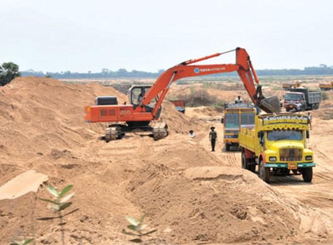 Protecting Secondary Minerals prove Deadly for employees | गौण खनिजाचे रक्षण करणे बेततेय जिवावर! Protecting Secondary Minerals prove Deadly for employees | गौण खनिजाचे रक्षण करणे बेततेय जिवावर!