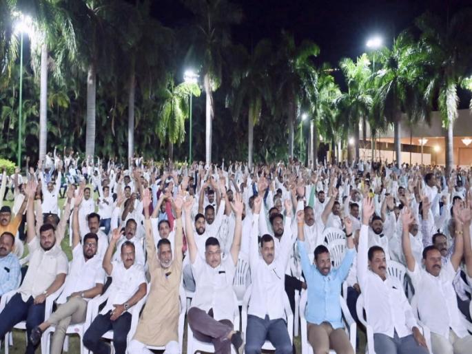 Collect signatures and meet after the meeting to get paid; Many are more concerned about signatures than speeches | पैसे मिळवण्यासाठी सह्या घ्या अन् सभेनंतर भेटा; अनेकांना भाषणापेक्षा सह्यांची चिंता Collect signatures and meet after the meeting to get paid; Many are more concerned about signatures than speeches | पैसे मिळवण्यासाठी सह्या घ्या अन् सभेनंतर भेटा; अनेकांना भाषणापेक्षा सह्यांची चिंता