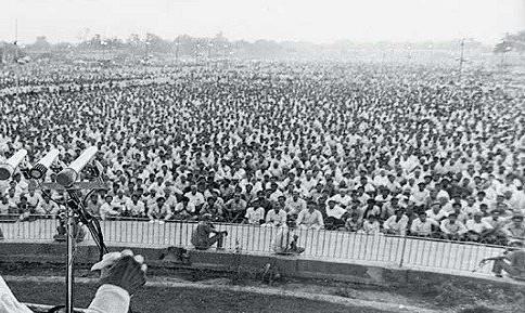 They 'have' stayed for the last few days' meeting. Such meetings do not recur ...? | गेले ‘ते’ दिवस राहिल्या ’त्या’आठवणी.. अशा सभा पुन्हा होणे नाही..!