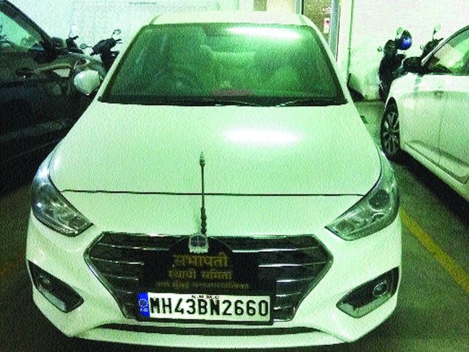 Officials' vehicles fell into the dust | धूळखात पडली पदाधिकाऱ्यांची वाहने