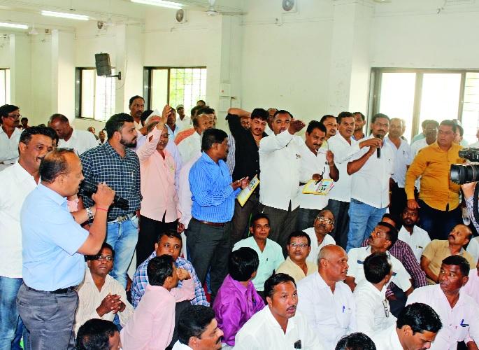 District Par. Biggest controversy over retail spending at the Employees' Society meeting | जि. प. कर्मचारी सोसायटी सभेत किरकोळ खर्चावरून मोठे वादंग District Par. Biggest controversy over retail spending at the Employees' Society meeting | जि. प. कर्मचारी सोसायटी सभेत किरकोळ खर्चावरून मोठे वादंग