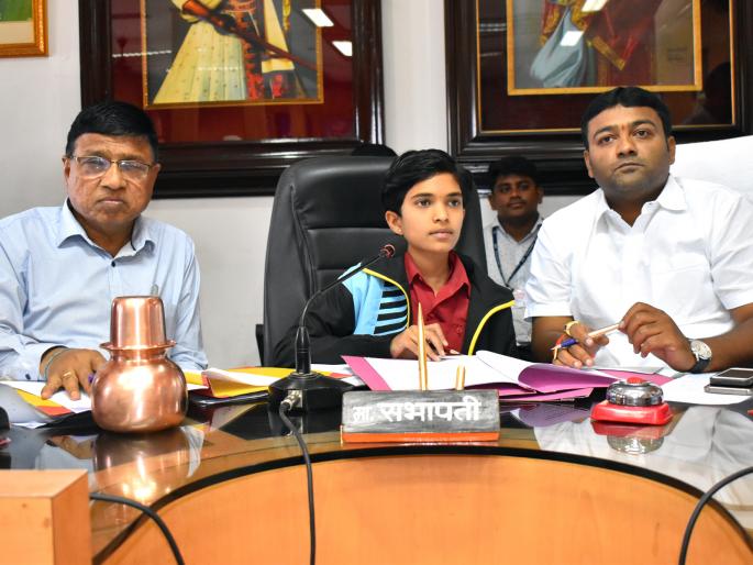 Why take the topic at the time of the meeting, the question asked by the girl who is the president | सभेत ऐनवेळी विषय का घेता, चिमुकल्या मुलीने सभापती नात्याने विचारला प्रश्न Why take the topic at the time of the meeting, the question asked by the girl who is the president | सभेत ऐनवेळी विषय का घेता, चिमुकल्या मुलीने सभापती नात्याने विचारला प्रश्न