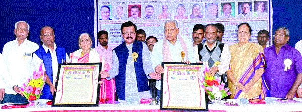 Politics of the country is dangerous for the brotherhood: Shripal Sabnis | देशातील जातीविद्वेषाचे राजकारण बंधुतेला घातक : श्रीपाल सबनीस Politics of the country is dangerous for the brotherhood: Shripal Sabnis | देशातील जातीविद्वेषाचे राजकारण बंधुतेला घातक : श्रीपाल सबनीस