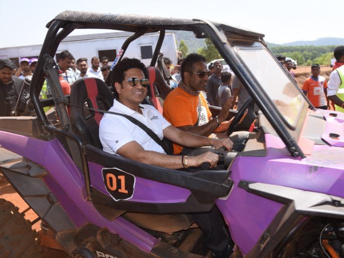 Sachin's six over track of off-road driving! | ऑफ रोड ड्रायव्हिंग’च्या ट्रॅकवरही सचिनचा षटकार!