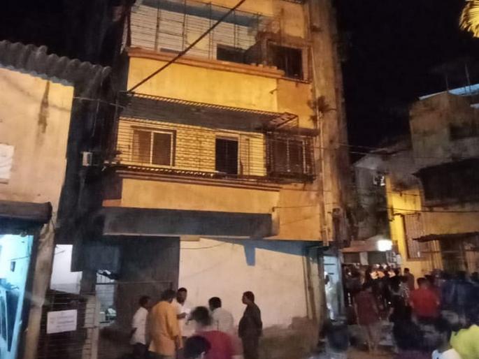 The slab of a Sachdev complex building collapse in Ulhasnagar | उल्हासनगरमध्ये सचदेव कॉम्प्लेक्स इमारतीचा स्लॅब कोसळला The slab of a Sachdev complex building collapse in Ulhasnagar | उल्हासनगरमध्ये सचदेव कॉम्प्लेक्स इमारतीचा स्लॅब कोसळला